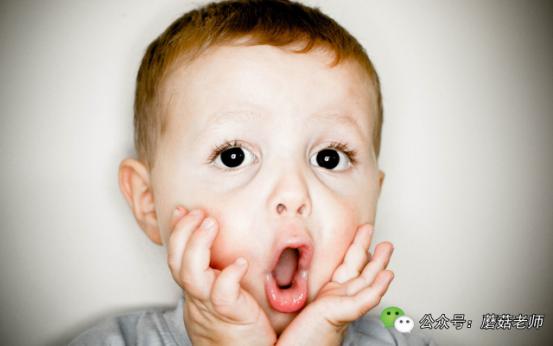 新生婴儿偶尔斗鸡眼正常吗,两个月大的婴儿为什么出现斗鸡眼
