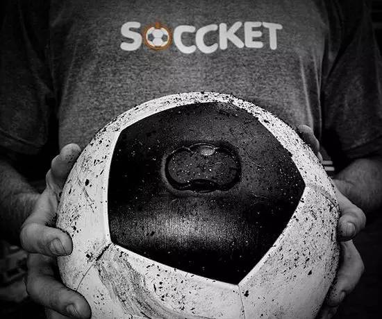 这款足球让数万非洲的贫困人民用上了免费的电。