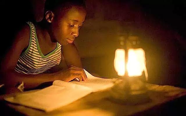 她用一个足球，解决了非洲家庭的供电难题。