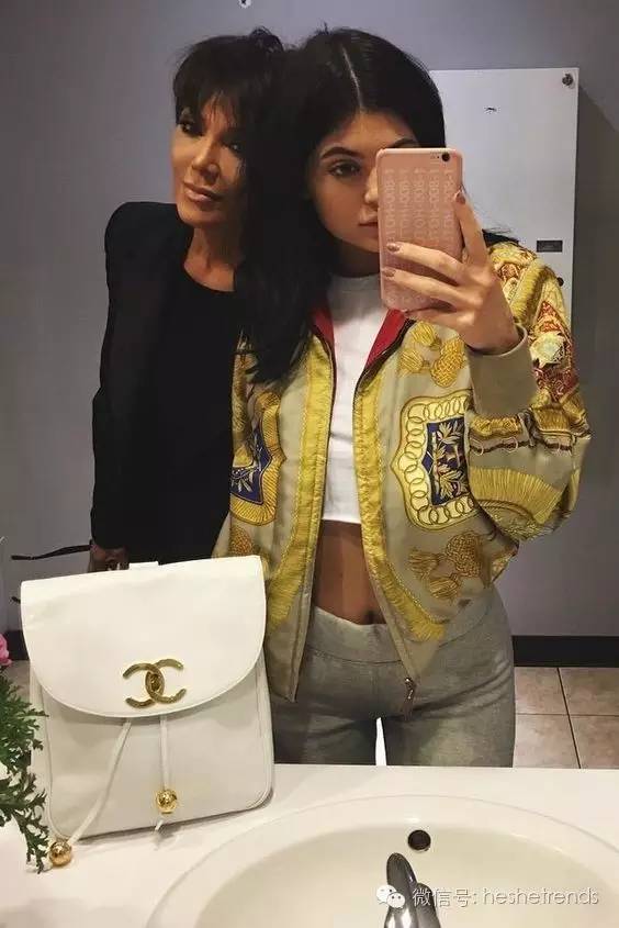 你知道就算大雨让整座城市颠倒你还可以解放双手背双肩包