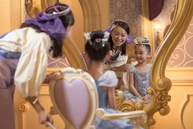 迪士尼开学典礼小朋友入园,上海迪士尼满月