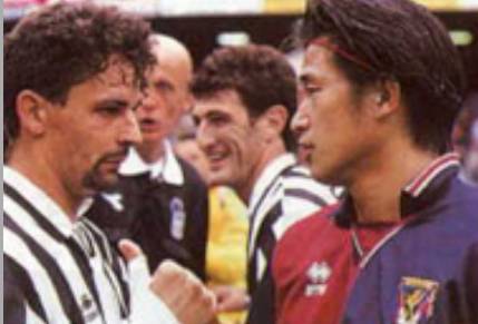 他们就这样坐在那条叫做青春的河流两岸相互看着对方