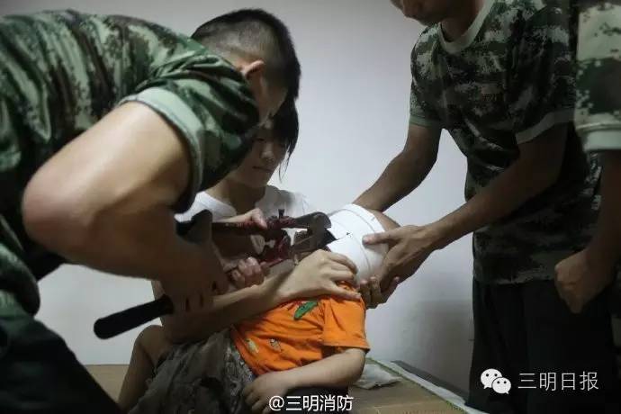 一熊孩子玩水管反被水管卡住,福建三明熊小孩