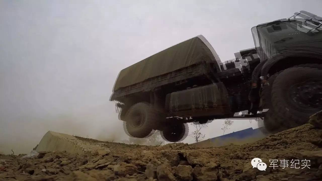 极限摩托帅气操作,极限驾驶汽车兵上演速度与激情