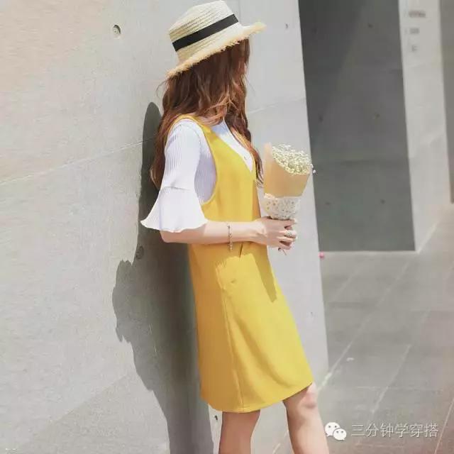 吊带裙有点露怎么穿,吊带裙太露了怎么搭配