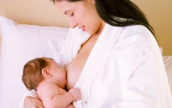 宝宝为什么喜欢吃一侧的母乳,为什么有些宝宝特别爱吃辅食