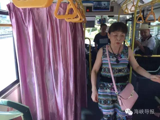 更爱厦门啦！2路公交车设了哺乳室！坐车时看见这帘子请呵护