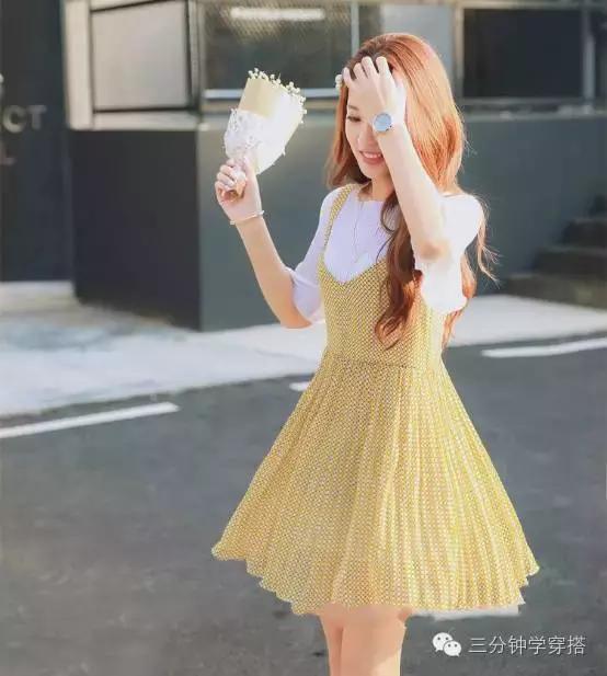 吊带裙有点露怎么穿,吊带裙太露了怎么搭配