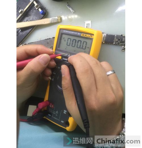 iphone5s黑屏卡死,iphone5s开机白苹果后黑屏