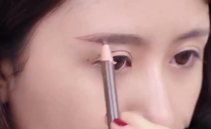 化妆教程视频新手入门,化妆新手入门必备产品