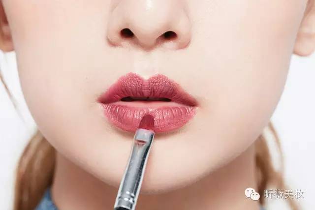 黑加仑紫色配怎样的妆容,淡淡的大红唇妆容
