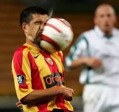 踢足球那些搞笑的事,踢好足球一件非常有趣的事情