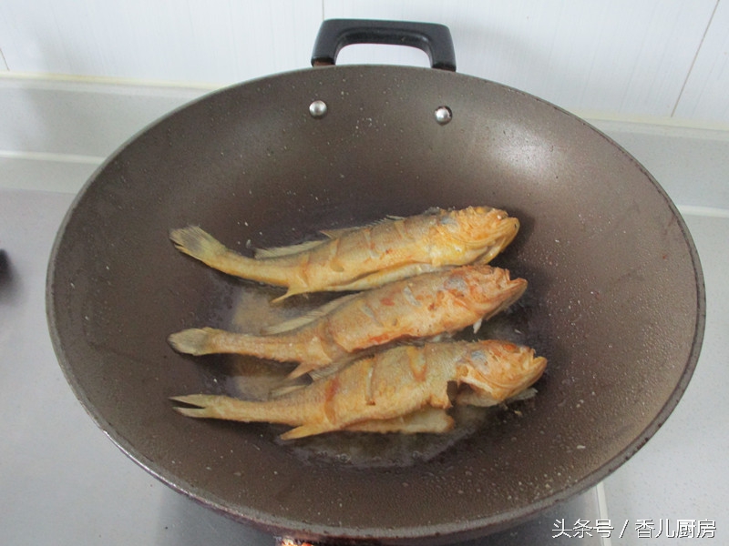 煎鱼掉皮怎么继续做红烧鱼,煎鱼怎么不粘锅不掉皮红烧