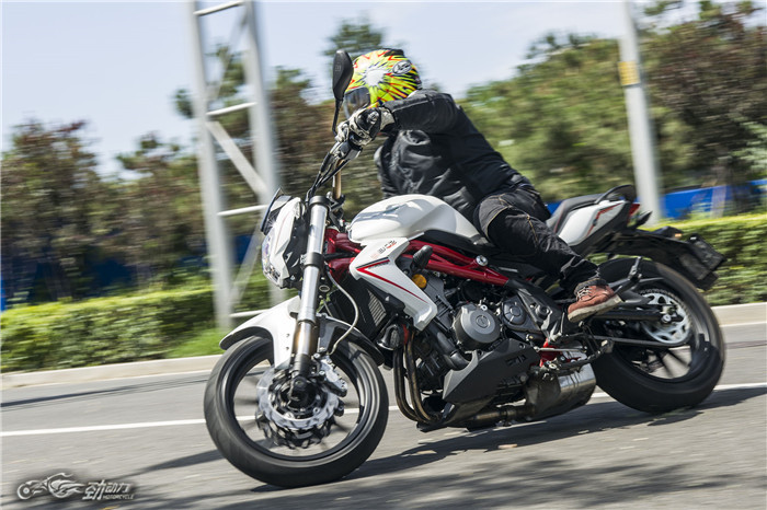 贝纳利bj300gs绿色,贝纳利bkx300试驾