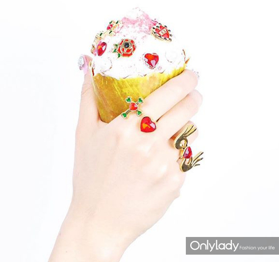 韩剧女主角同款耳坠,韩剧中的珠宝首饰