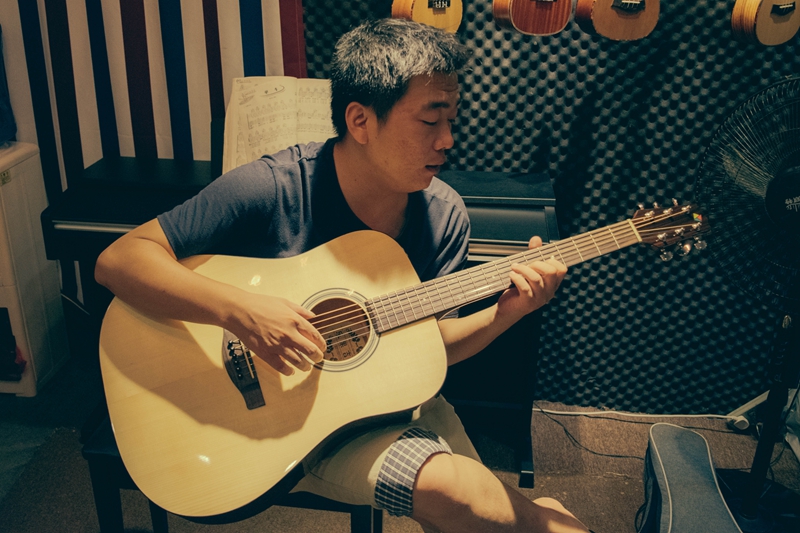 如何选择一把初学入门吉他,通用吉他最好的入门教程