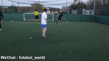 如何在足球球场上装x,在家就能练的足球技巧增加球感