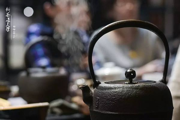南京只有这里可以免费喝到百年老铁壶为您泡的茶！