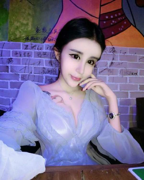 蛇精女李蒽熙直播被网友齐呼神似娜扎