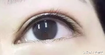 美瞳线是精细活，不能太粗或者太细，刚刚好才是最好