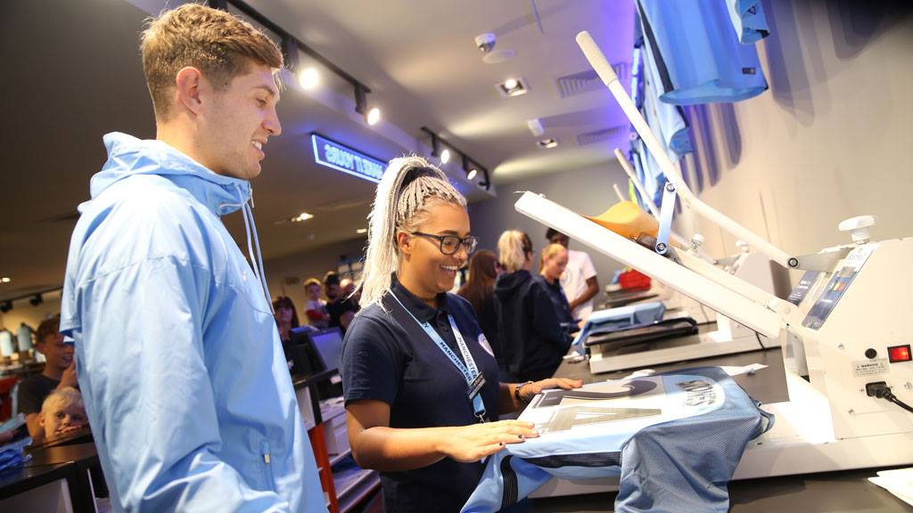 英超首轮压轴大戏,曼城发布新赛季主场球衣