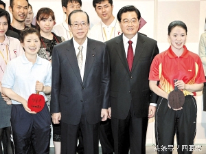 孔令金给福原爱塞饼,孔令辉福原爱