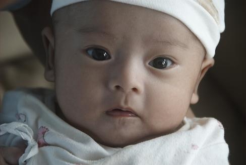 宝宝是个三角眼好丑,宝宝是蓝色眼睛是缺什么吗