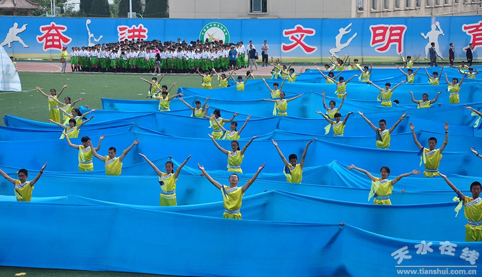 爸爸看到夏令营的女儿晒黑了,爸爸看到女儿军训被晒黑