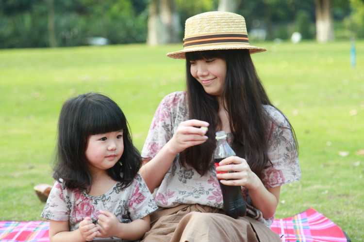 小孩控制不住挤眼,孩子突然控制不住挤眼怎么回事