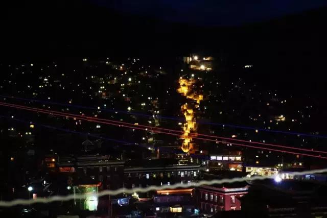 色达红色房子在哪,色达震撼的红房子