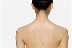 女人四个部位长痣一生富贵,相学中女人眼下长黑痣解法