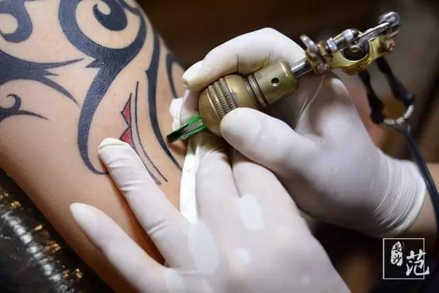 纹身师与绘画艺术,他是纹身师