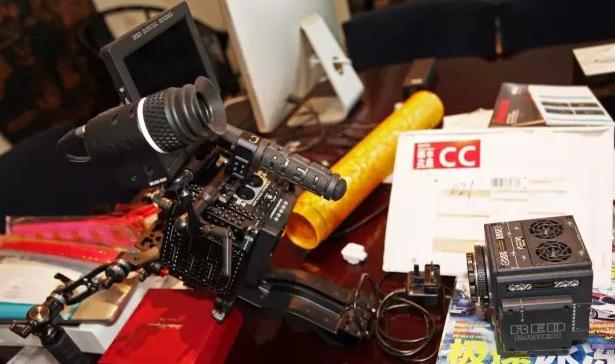 王思聪起居室曝光堆满玩偶和限量版球鞋!太有钱了