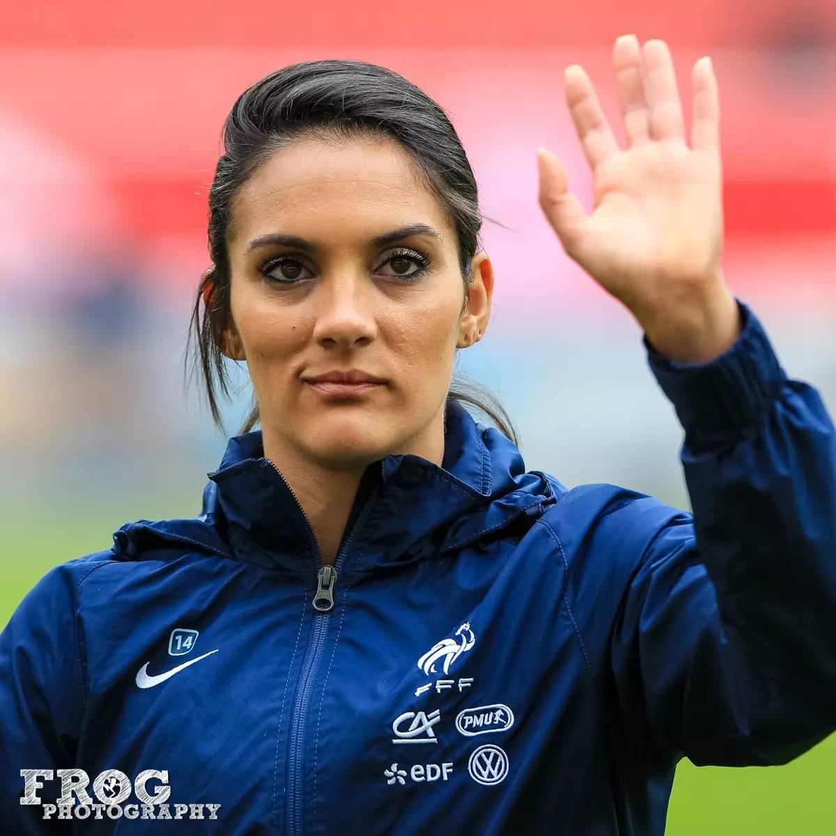 听说~~~~足球场和女神很配哦