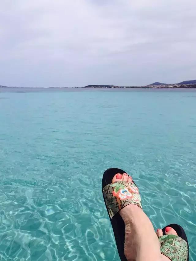 自从穿上这些拖鞋，就是那么自信