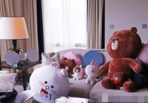王思聪起居室曝光堆满玩偶和限量版球鞋!太有钱了