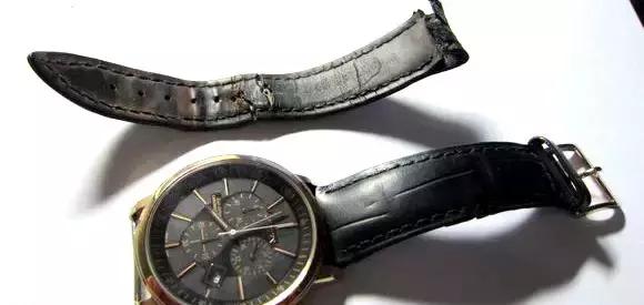 夏天皮带手表发臭,皮带发臭可以用水洗吗