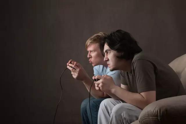 男朋友爱玩游戏怎么办,男友总爱玩手机