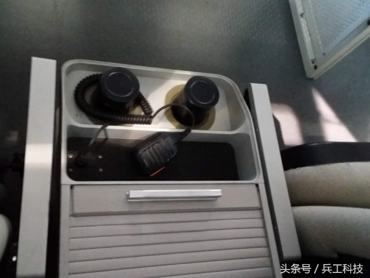 体验一把战场指挥官的感觉——*用军**指挥方舱内部揭秘