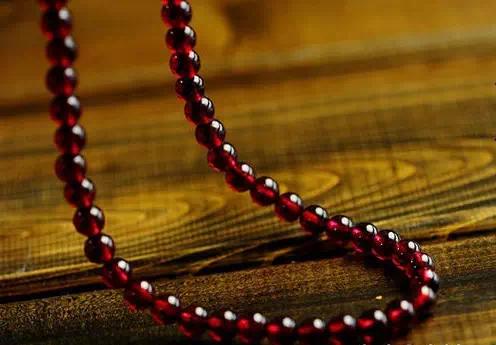 石榴石真假辨别塑料做的,辨别石榴石的小妙招视频