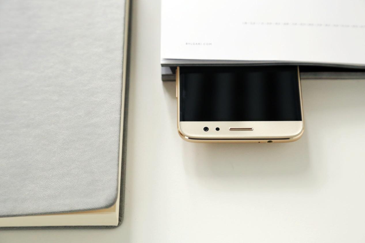 华为麦芒5上手体验2500元档旗舰机到底好在哪