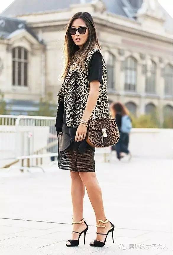 最时髦的人都在背两个包出门,最近都在背网红包包