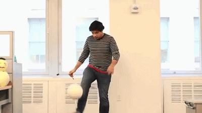 黑人学霸姑娘众筹10万美金为非洲儿童制作发光足球