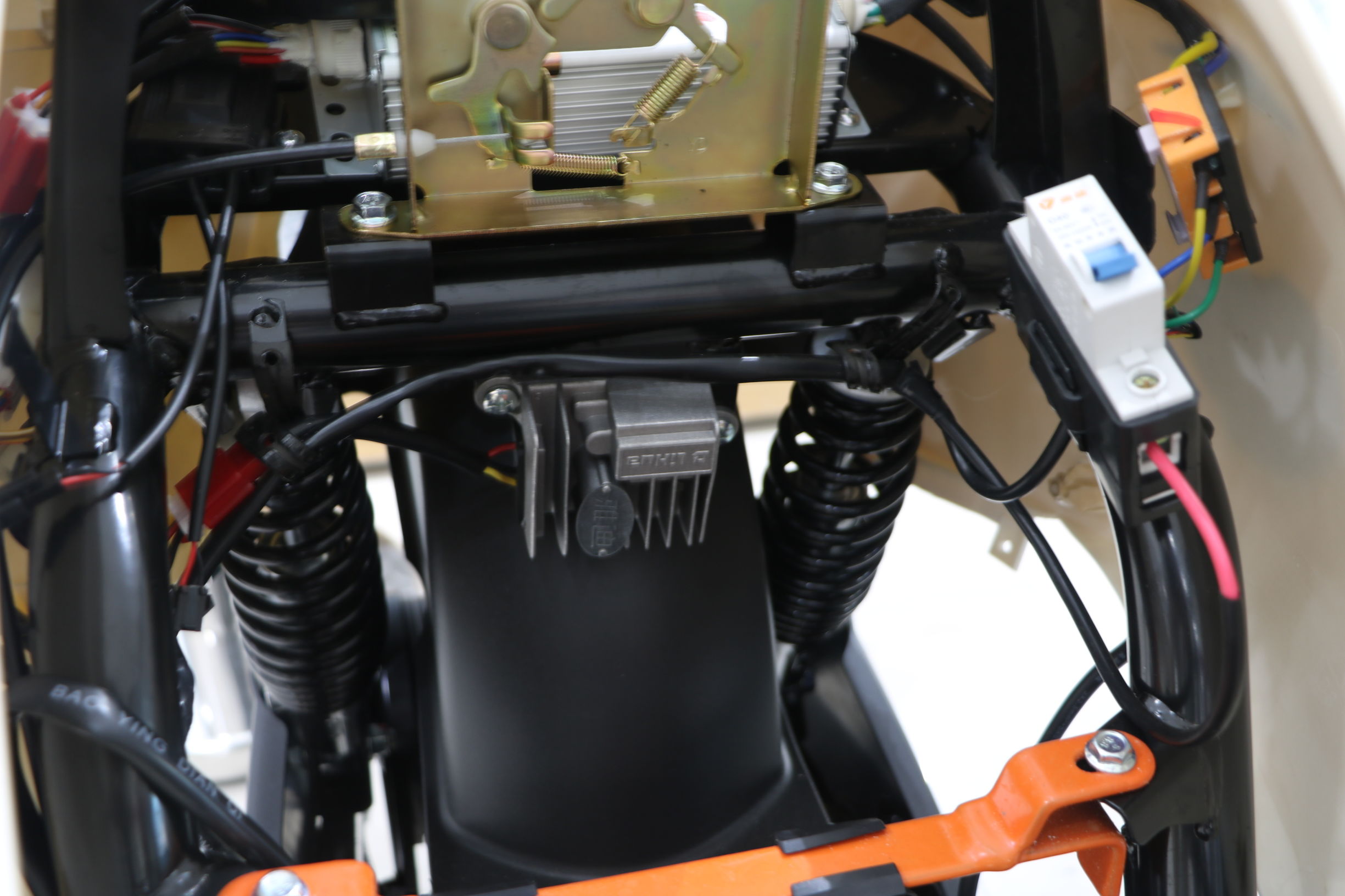 雅迪和小牛哪个更智能,雅迪比小牛更稳定