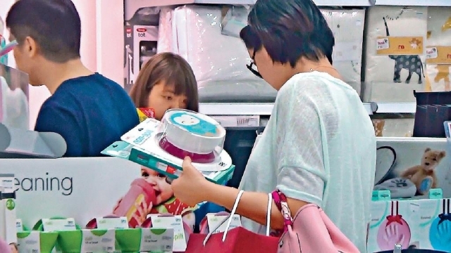 甜心妈陈茵媺三年抱三，幸福星妈好大牺牲，豪华臀现形