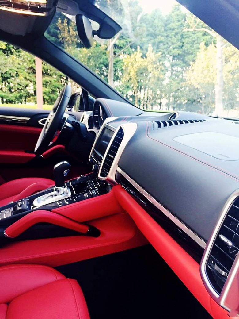 小伙30万买个二手保时捷,小伙花30万买了一辆法拉利