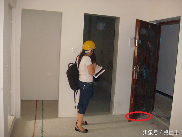 为什么防盗门从外面锁不住,地板铺好后再安装防盗门可以吗