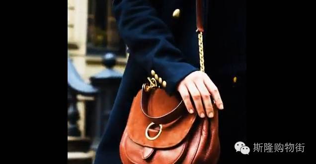 希腊公主背MK街拍任人看,帅劲略输超模