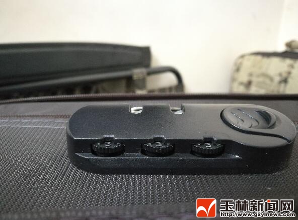 正确打开不用密码的行李箱方式,带锁没有密码的行李箱怎么开的