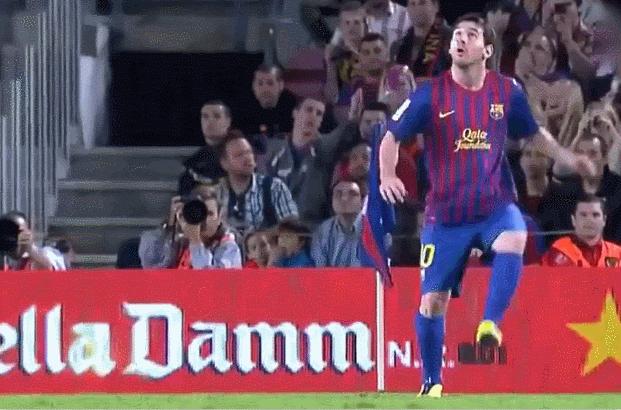 高空球拿球摆脱技巧,背身停高空球的技巧